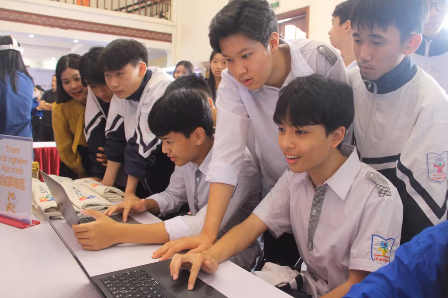Các em học sinh Trường THPT Chuyên Lê Quý Đôn (Điện Biên) tham gia trải nghiệm lập trình Scratch tại ngày hội AI.