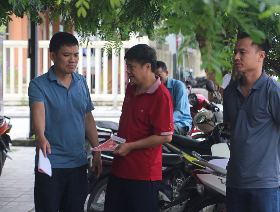 Nhiều phụ huynh có mặt từ sớm để đợi đón con em mình. img-3895.jpg