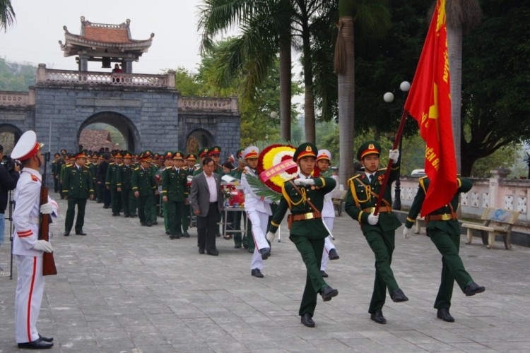 Đưa rước hài cốt liệt sỹ về truy điệu, an táng tại Nghĩa trang liệt sĩ Tông Khao.