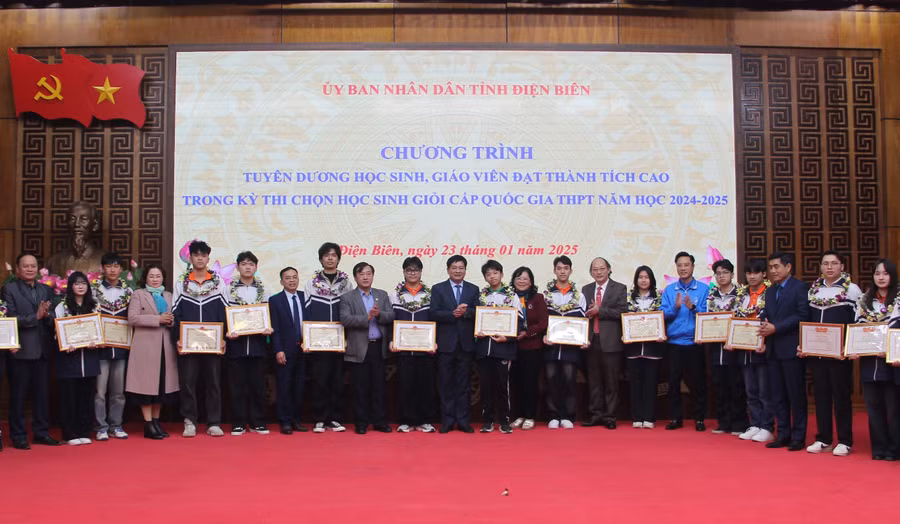 Trao Bằng khen cho các học sinh đoạt giải trong Kỳ thi chọn học sinh giỏi quốc gia THPT năm học 2024-2025.