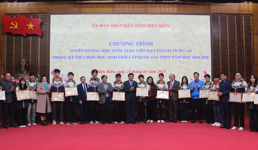 Trao Bằng khen cho các học sinh đoạt giải trong Kỳ thi chọn học sinh giỏi quốc gia THPT năm học 2024-2025.