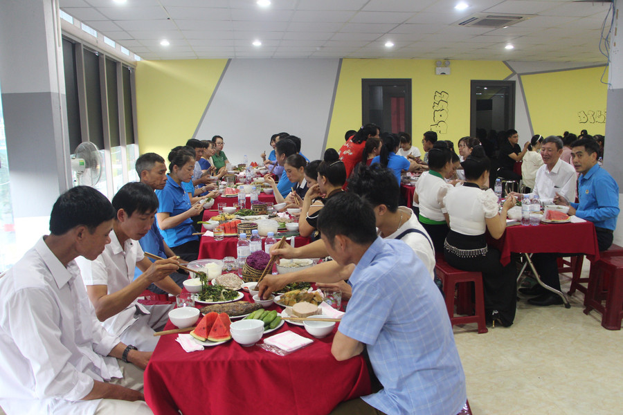 Quang cảnh chương trình. bua-com-cong-doan-4.jpg