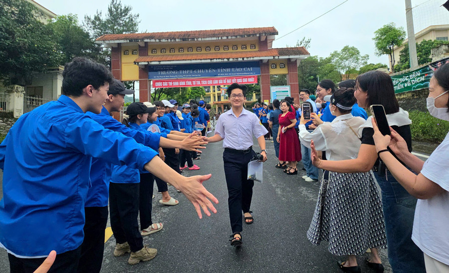 Thí sinh vui cười rạng rỡ bước ra khỏi điểm thi. z6743103144448-8816113bc5040aa2121a72250fffbf52.jpg