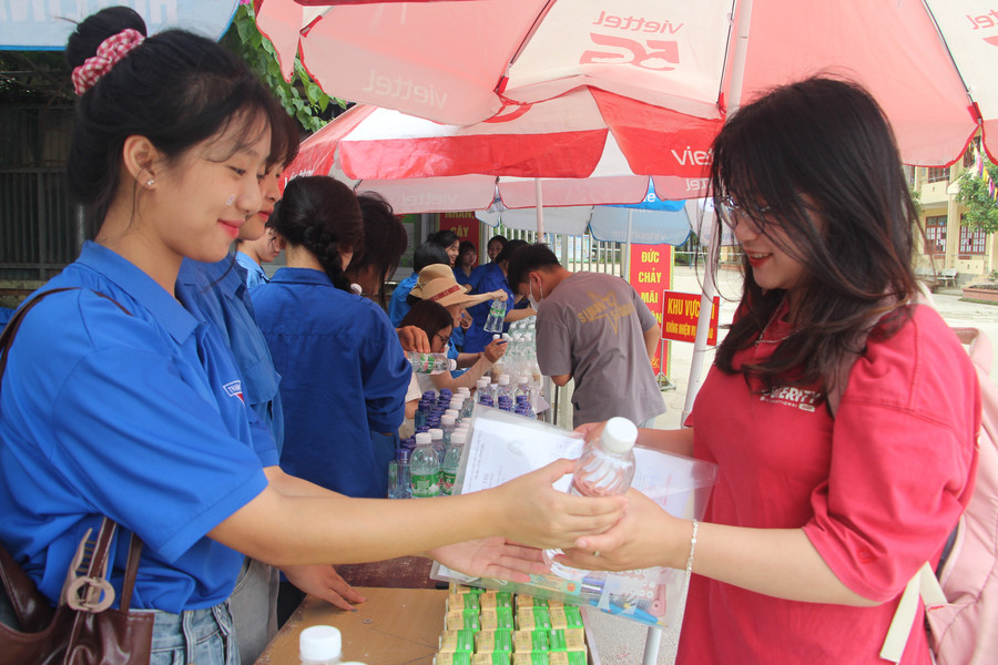 Tình nguyện viên tại điểm Trường THPT huyện Điện Biên gửi tặng nước cho thí sinh trong buổi thi chiều 26/6. img-3961.jpg