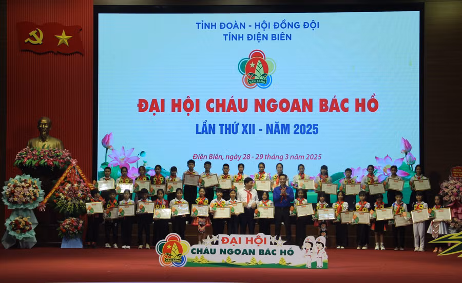 Trao Bằng khen cho các đội viên nhi đồng tiêu biểu được tuyên dương, vinh danh tại Đại hội. 