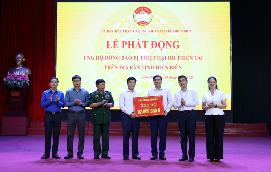Ủy ban MTTQ Việt Nam tỉnh Điện Biên tiếp nhận tiền ủng hộ của Văn phòng Tỉnh ủy.