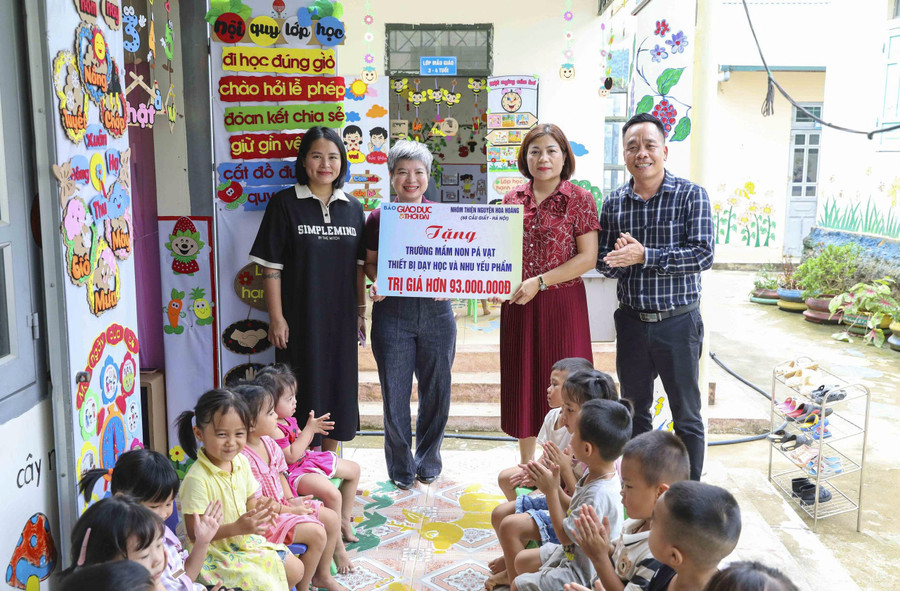 Báo Giáo dục và Thời đại cùng chị Hoa Hoàng (áo đen, ngoài cùng bên trái) trao tặng thiết bị dạy học, nhu yếu phẩm cho Trường Mầm non Pá Vạt (Mường Luân). bao-giao-duc-va-thoi-dai-1.jpg