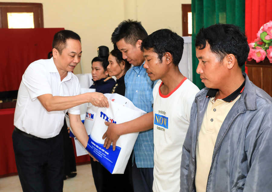 TTXVN trao quà cho hộ nghèo trên địa bàn TP Điện Biên Phủ (Điện Biên).