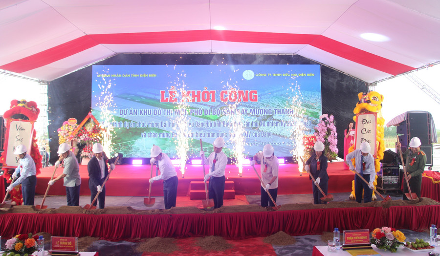 Các đại biểu thực hiện nghi thức xúc cát khởi công tại buổi lễ.