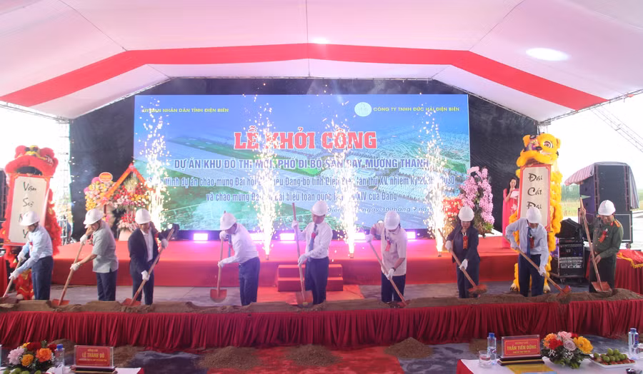 Các đại biểu thực hiện nghi thức xúc cát khởi công tại buổi lễ.