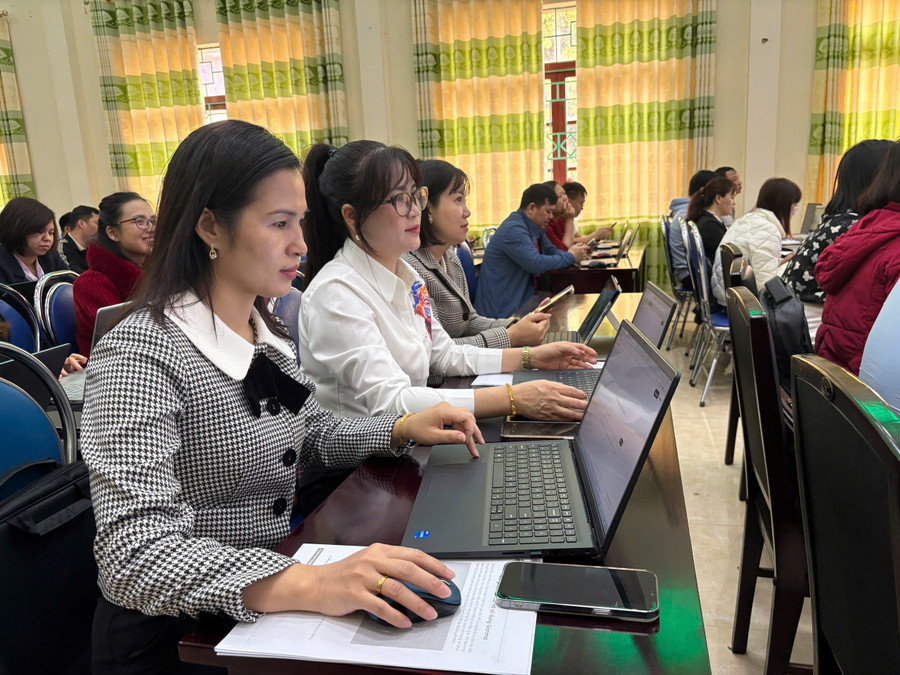 Các cán bộ, giáo viên được hướng dẫn chi tiết cách tạo và sử dụng ứng dụng Gen AI để xây dựng kế hoạch bài dạy và tạo trình chiếu.