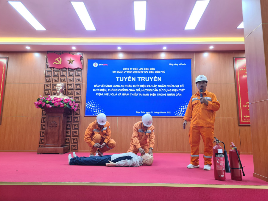 Cán bộ, công nhân viên Đội Quản lý Điện lực Khu vực Điện Biên Phủ hướng dẫn người dân kỹ năng sơ cứu khi xảy ra tai nạn điện. dien-luc-2.jpg