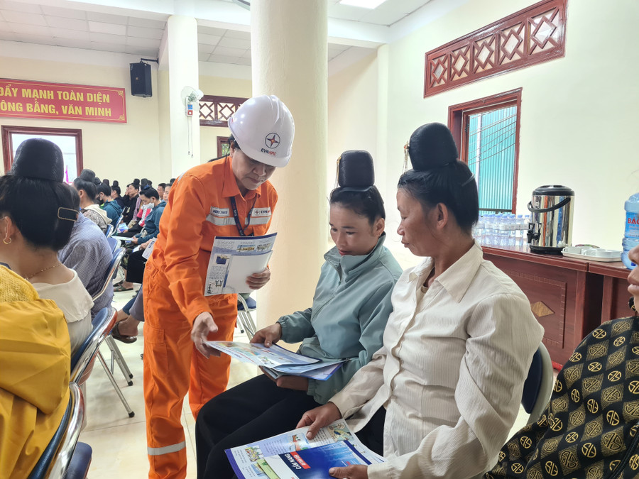 Cán bộ, công nhân viên Đội Quản lý Điện lực Khu vực Điện Biên Phủ tuyên truyền cho người dân về an toàn hành lang lưới điện. 