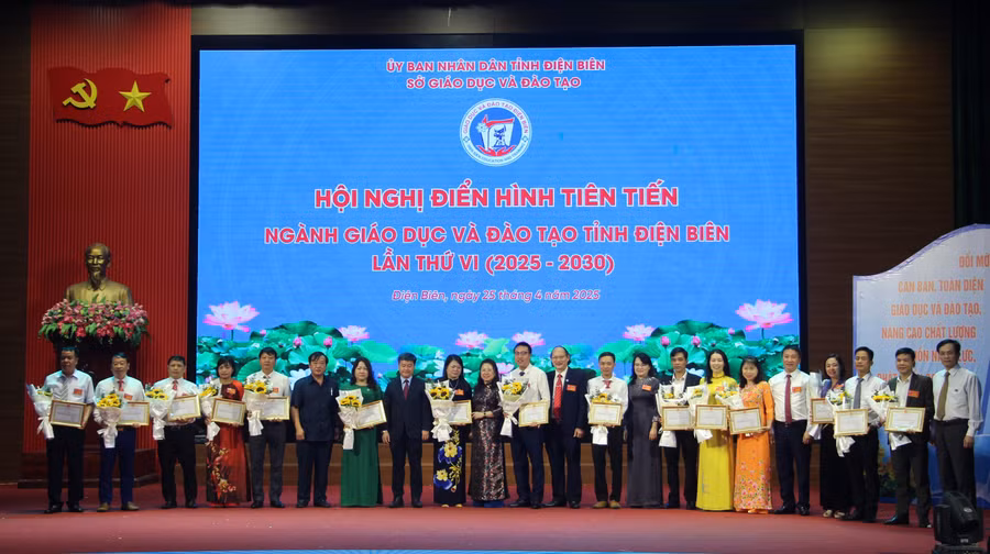 Ban tổ chức trao tặng Giấy khen cho các tập thể có thành tích xuất sắc trong phong trào thi đua yêu nước ngành GD&ĐT giai đoạn 2020 - 2025.