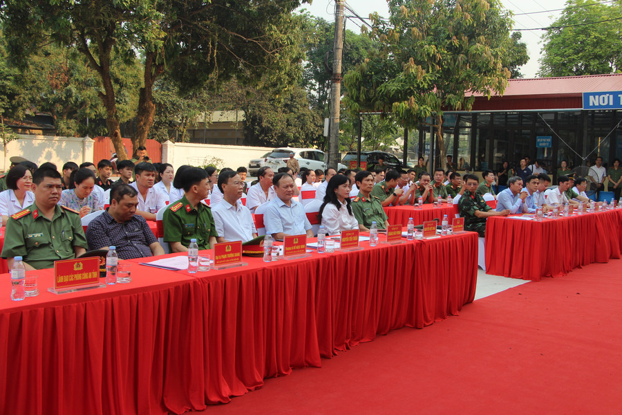 Các đại biểu tới dự chương trình. nha-kham-benh-bv-75-3.jpg
