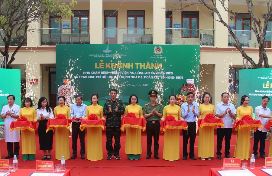 Các đại biểu cắt băng khánh thành Nhà khám bệnh Bệnh viện 7/5.