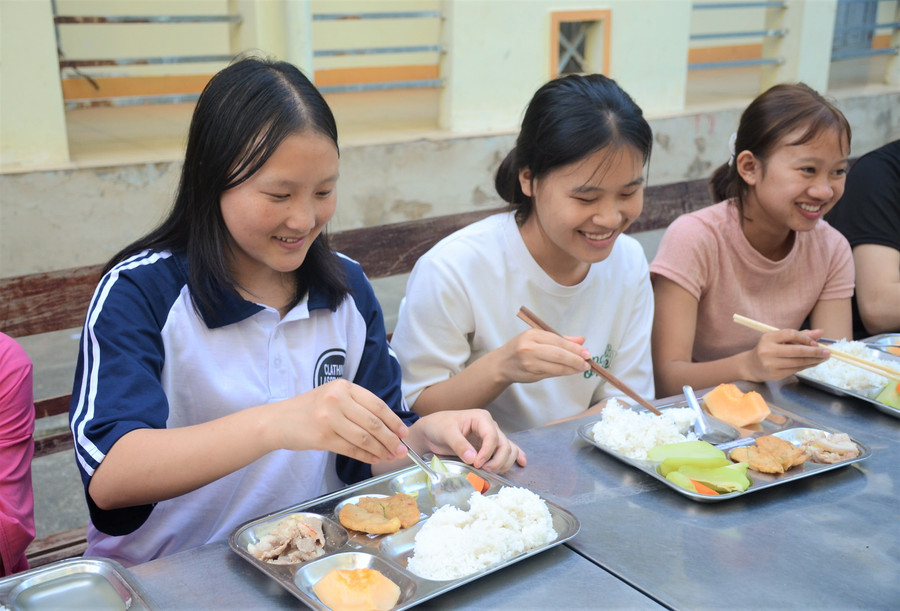 Những bữa ăn miễn phí như một lời động viên "sĩ tử" vùng cao.