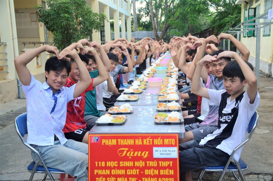 Học sinh Trường THPT Phan Đình Giót được hỗ trợ ăn 2 bữa phụ, 2 bữa chính/ngày đến khi kỳ thi kết thúc. ho-tro-hs-1.jpg