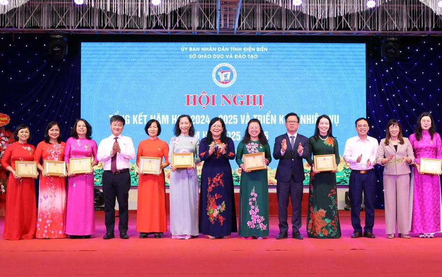 Các cá nhân có nhiều đóng góp cho ngành Giáo dục nhận Kỷ niệm chương “Vì sự nghiệp xây dựng và phát triển tỉnh Điện Biên”.