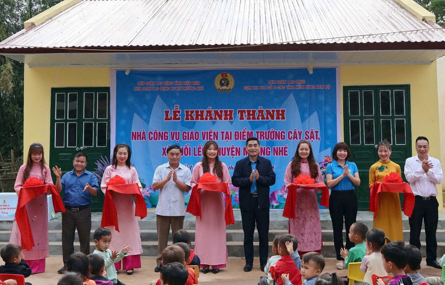 Cắt băng khánh thành nhà ở công vụ cho giáo viên vùng khó khăn điểm trường Cây Sặt, xã Huổi Lếch, huyện Mường Nhé (Điện Biên).