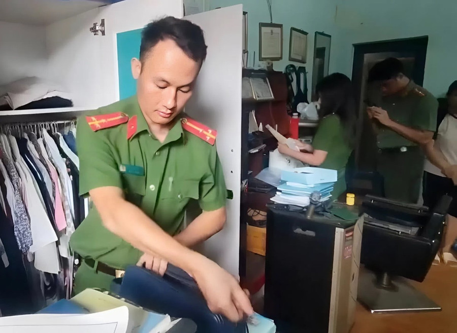 Cơ quan CSĐT Công an tỉnh Điện Biên khám xét nhà Facebooker Nguyễn Mạnh Tuân.