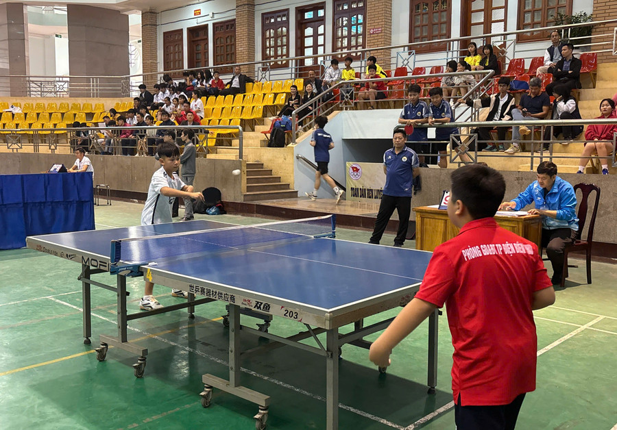 Các VĐV thi đấu môn bóng bàn.
