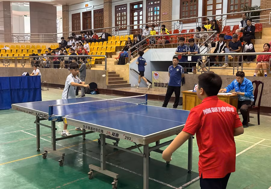 Các VĐV thi đấu môn bóng bàn.