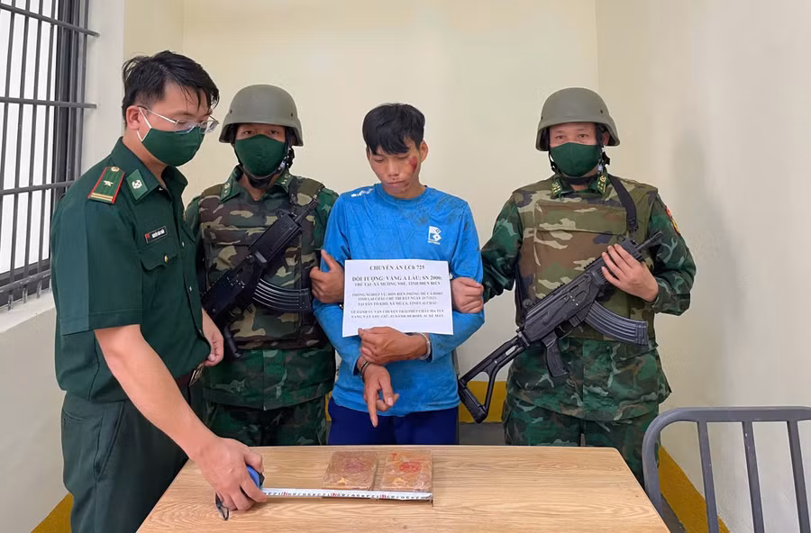 Vàng A Lâu cùng tang vật.