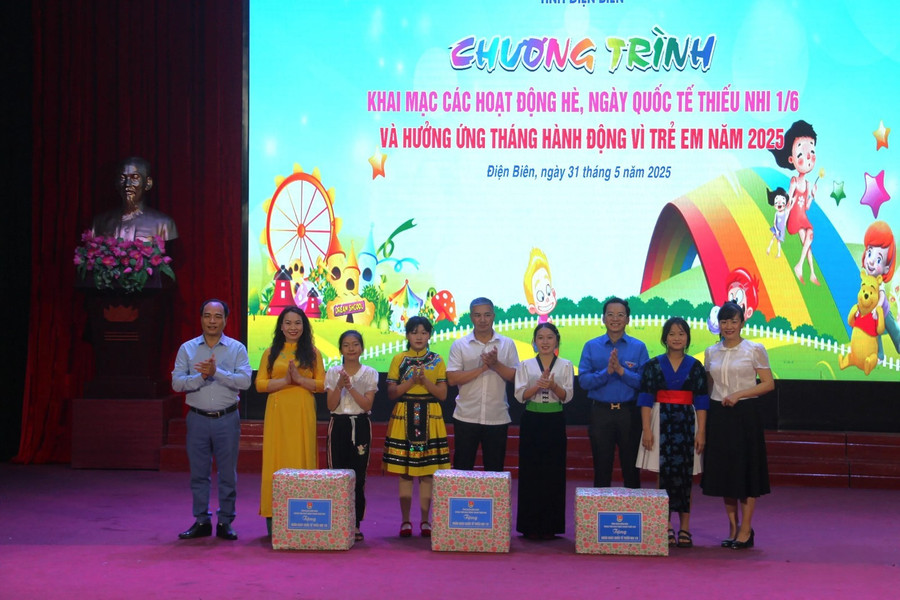 Trao quà động viên và khích lệ tinh thần vượt khó vươn lên trong học tập cho các thiếu nhi có thành tích xuất sắc. tinh-doan.jpg