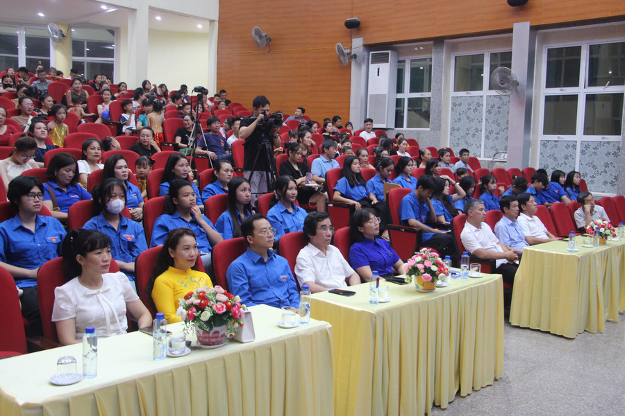 Các đại biểu tới dự chương trình. tinh-doan-2.jpg