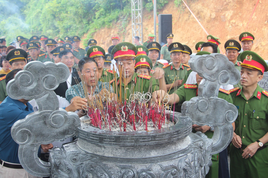 Cán bộ, chiến sĩ Công an tỉnh Điện Biên cùng nhân dân thắp hương tưởng nhớ Anh hùng liệt sĩ Phạm Văn Cường. img-4501.jpg