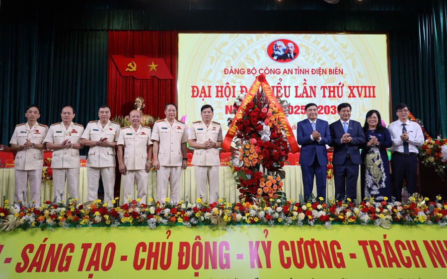 Ông Trần Quốc Cường, Bí thư Tỉnh ủy Điện Biên (thứ 4 tính từ bên phải) cùng lãnh đạo HĐND, UBND tỉnh Điện Biên tặng hoa chúc mừng đại hội. dai-hoi-ca-5.jpg