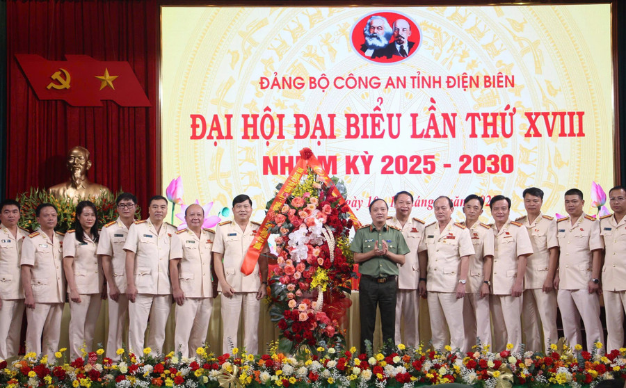 Trung tướng Đặng Hồng Đức (áo xanh) tặng hoa chúc mừng Ban Chấp hành Đảng bộ Công an tỉnh Điện Biên, khóa XVIII. dai-hoi-ca-8.jpg