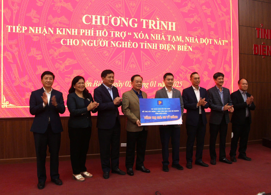 Tập đoàn Xăng dầu Việt Nam trao biển hỗ trợ kinh phí thực hiện "Xóa nhà tạm, nhà dột nát" cho người nghèo tỉnh Điện Biên.