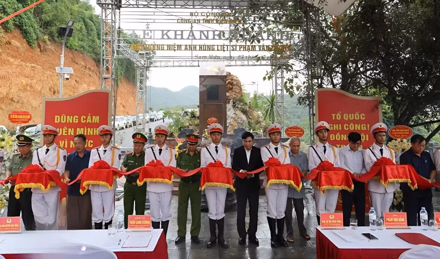 Các đại biểu thực hiện nghi thức cắt băng khánh thành khu tưởng niệm.