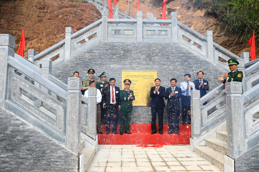 Các đại biểu tham gia nghi thức cắt băng khánh thành Cột cờ A Pa Chải. le-thuong-co-4.jpg