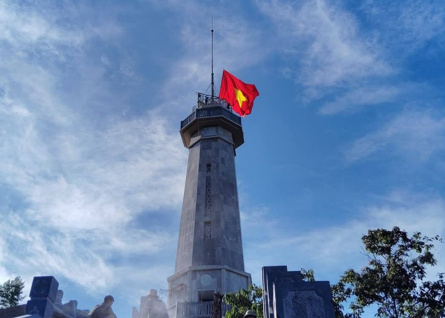 Lá cờ Tổ quốc tung bay trên Cột cờ A Pa Chải.