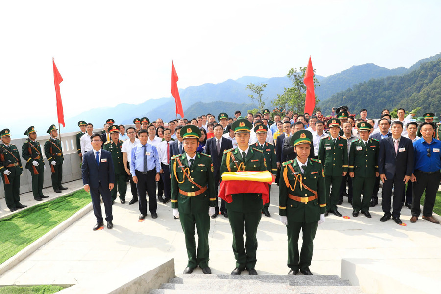 Nghi lễ thượng cờ trên Cột cờ A Pa Chải. le-thuong-co-3.jpg