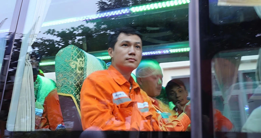 Trước lúc xe lăn bánh đưa 60 thành viên Đội xung kích PC Điện Biên về Hà Tĩnh khắc phục hậu quả sau bão Bualoi. pc-dien-bien-2.jpg