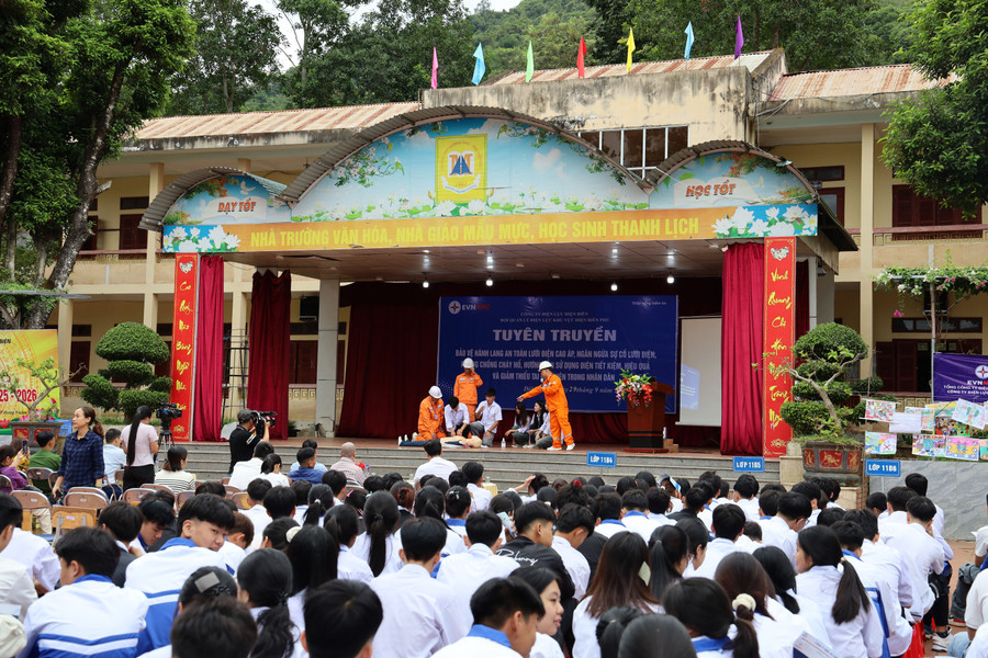 Chương trình thu hút hơn 700 giáo viên và học sinh tham gia. pc-dien-bien-2-1-2.jpg