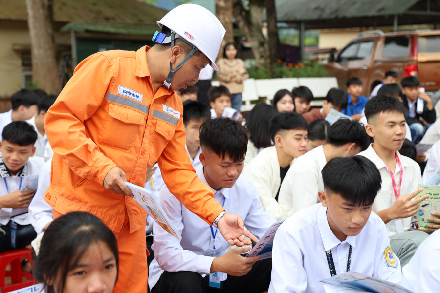 Các nội dung buổi tuyên truyền gần gũi với thực tế, hình ảnh sinh động. pc-dien-bien-1-2951.jpg
