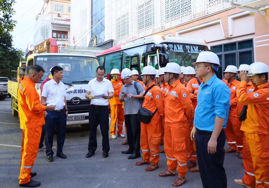 Ông Trần Đức Dũng - Giám đốc PC Điện Biên (áo trắng, bên trái) căn dặn, giao nhiệm vụ cho các thành viên Đội xung kích. 