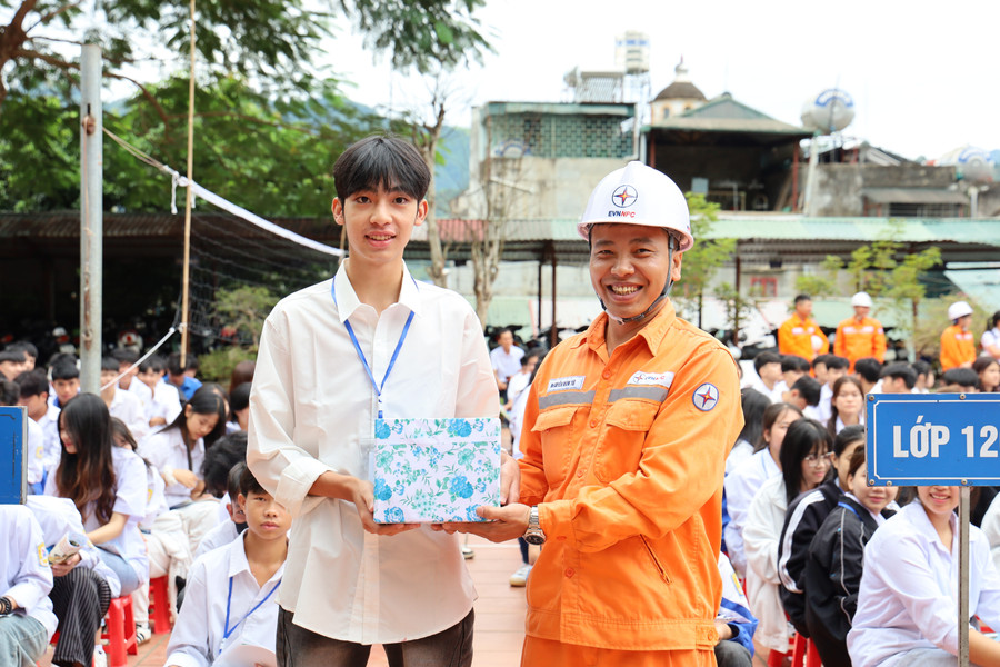 Trao quà cho học sinh trả lời đúng câu hỏi. pc-dien-bien-4.jpg
