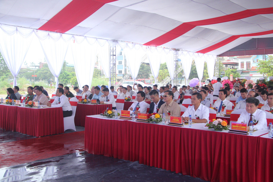 Các đại biểu dự buổi Lễ khởi công dự án Khu đô thị mới, phố đi bộ sân bay Mường Thanh. img-7396.jpg