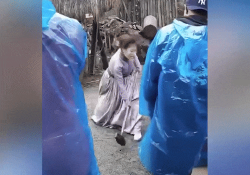 Đóng cảnh bị giết quan trọng nhất là phải diễn như thật, còn máu đã có kỹ xảo lo. Đóng cảnh bị giết quan trọng nhất là phải diễn như thật, còn máu đã có kỹ xảo lo.