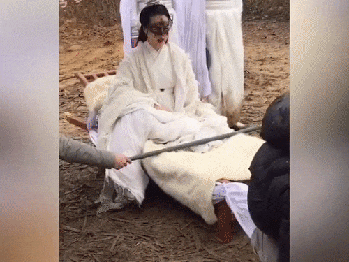 Gậy không tự dưng biết bay mà chỉ chuyển từ tay người này sang tay người khác. Gậy không tự dưng biết bay mà chỉ chuyển từ tay người này sang tay người khác.