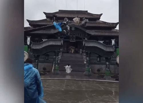 Ngày bé cứ mơ biết bay, lớn lên mới biết muốn bay cần phải có dây cáp. Ngày bé cứ mơ biết bay, lớn lên mới biết muốn bay cần phải có dây cáp.