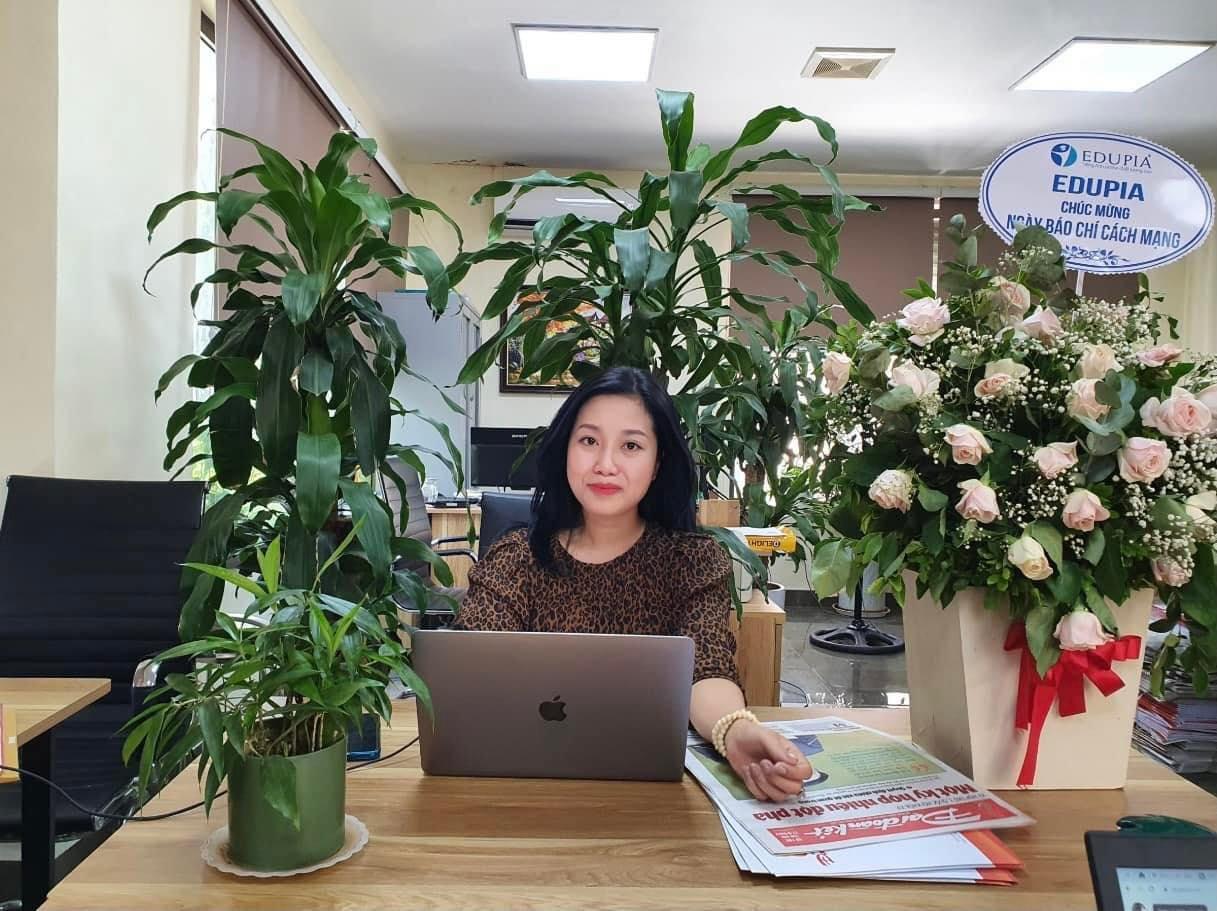 Nhà báo Nguyễn Thu Hoài - Báo Đại đoàn kết. Nhà báo Nguyễn Thu Hoài - Báo Đại đoàn kết.