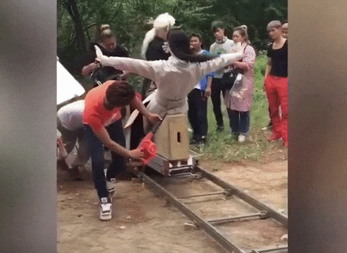 Các nhân viên hậu trường phim mới là những người vất vả chứ không phải diễn viên. Các nhân viên hậu trường phim mới là những người vất vả chứ không phải diễn viên.