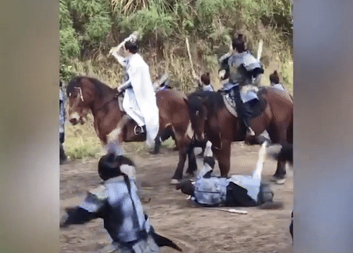 Đánh nhau với không khí chẳng tốn chút sức nào. Đánh nhau với không khí chẳng tốn chút sức nào.